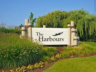 The Harbours Apartments - Clinton Township, MI