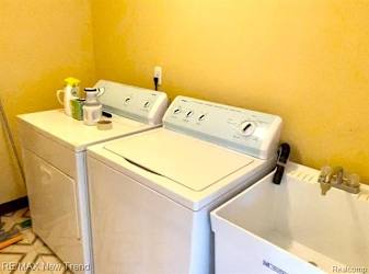 42101 Roscommon St - Northville, MI