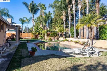 1771 Castellina Dr - Brentwood, CA