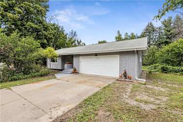 1415 Dolores Ln - Eagan, MN