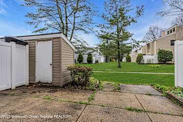 10 Elizabeth Ct - Tinton Falls, NJ