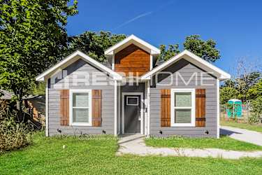 2711 Lagow Street - Dallas, TX