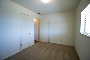 1700 Apartments - Denton, TX