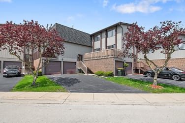 772 E Golfview Dr - Roselle, IL