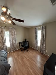 Room For Rent - Cedar Creek, TX