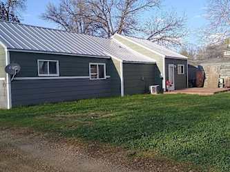 101 W 3rd St - Hartford, SD