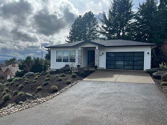 398 SW Red Hills Dr - Dundee, OR