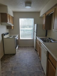 480 NE Windrose Drive Apartments - Kansas City, MO