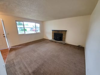 836 54th Pl - Springfield, OR