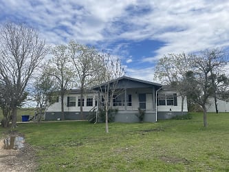 111 Roots Rd - Martindale, TX