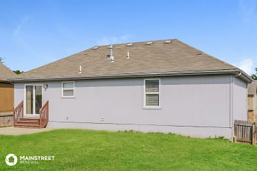 1413 Nw High View Dr - Grain Valley, MO
