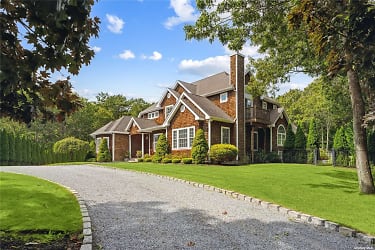142 Malloy Dr - East Quogue, NY