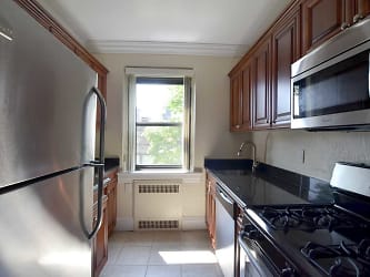 Fairfield Estates At Woodmere Apartments - Woodmere, NY