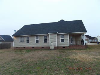 132 Tadcaster Ct - Raeford, NC