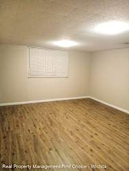 4149 Clarendon St - Bel Aire, KS