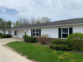 200 Holiday Ln - Cromwell, IN