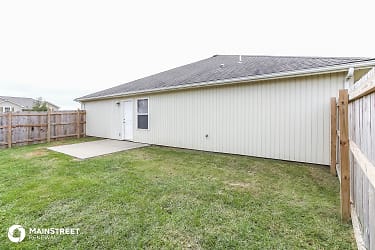 207 Golfview Dr - Pleasant Hill, MO