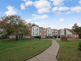 Olde Towne Village Apartments - Clarksville, IN