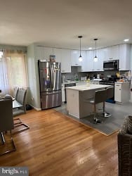 4704 Sharon Rd - Temple Hills, MD