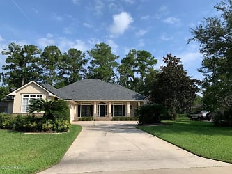 1700 Colonial Dr - Green Cove Springs, FL