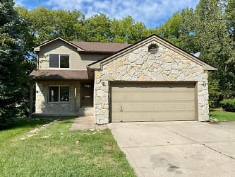6879 Oak Lake Dr - Indianapolis, IN