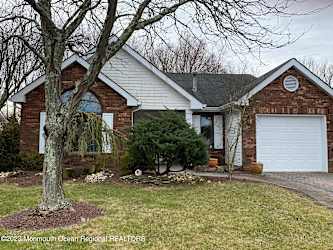 19 Hampton Dr - Marlboro, NJ