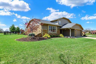 3037 Golfview Dr - Greenwood, IN