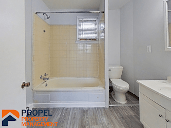 994 Elm St unit 3 - Wyandotte, MI