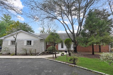 758 Todt Hill Rd - Staten Island, NY