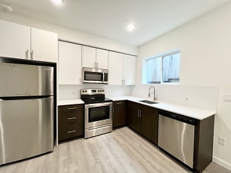 1 MONTH FREE RENT! Brand New Modern Units In N. Tabor Neighborhood Apartments - Portland, OR