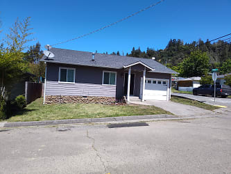 91 Empire Ave - Redway, CA