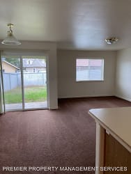 806 N Douglas Ave - Cottage Grove, OR