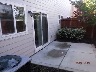 517 Gray Ct - Central Point, OR