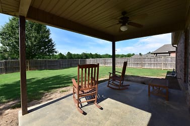 3960 W Mountain View Dr - Fayetteville, AR