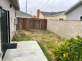 Larg Side Yard, we will be Landscaping.jpg