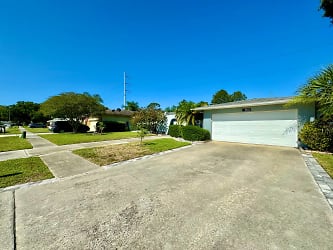 1862 Del Robles Dr - Clearwater, FL