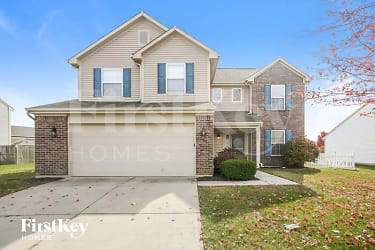 10883 Ashwood Dr - Fishers, IN