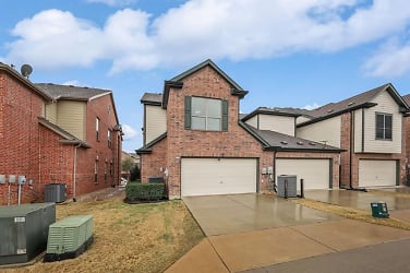8716 Iron Horse Dr - Irving, TX