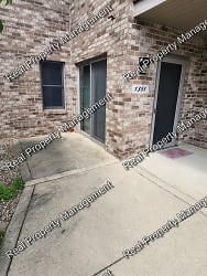 1381 Young Dr - Crown Point, IN