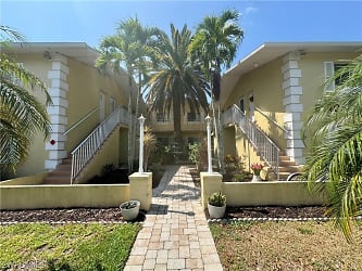 8140 Country Rd #205 - Fort Myers, FL
