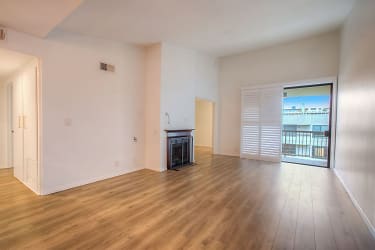 911 Kings Rd unit 304 - West Hollywood, CA