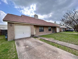 801 Valley View Dr - Pflugerville, TX
