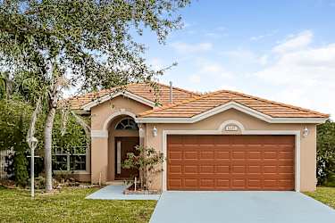 1237 NW 144th Ter - Pembroke Pines, FL