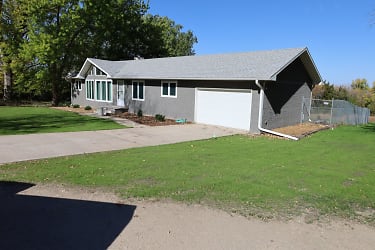 3900 E Guenther Rd - Phillips, NE
