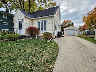 320 E Eldora Rd - Hudson, IA