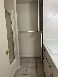 1811 Lacey St unit 20 - Bakersfield, CA