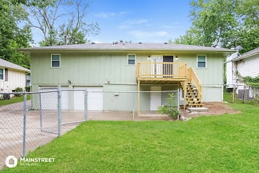 1904 N Plymouth Rd - Independence, MO