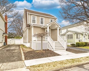 391 Hewlett Pkwy - Hewlett, NY