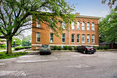Saunders School Apartments - Omaha, NE