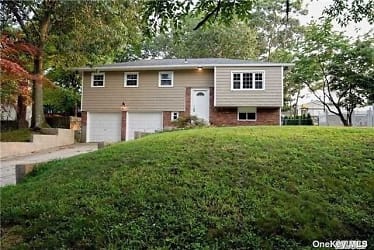30 Parnell Dr - Smithtown, NY